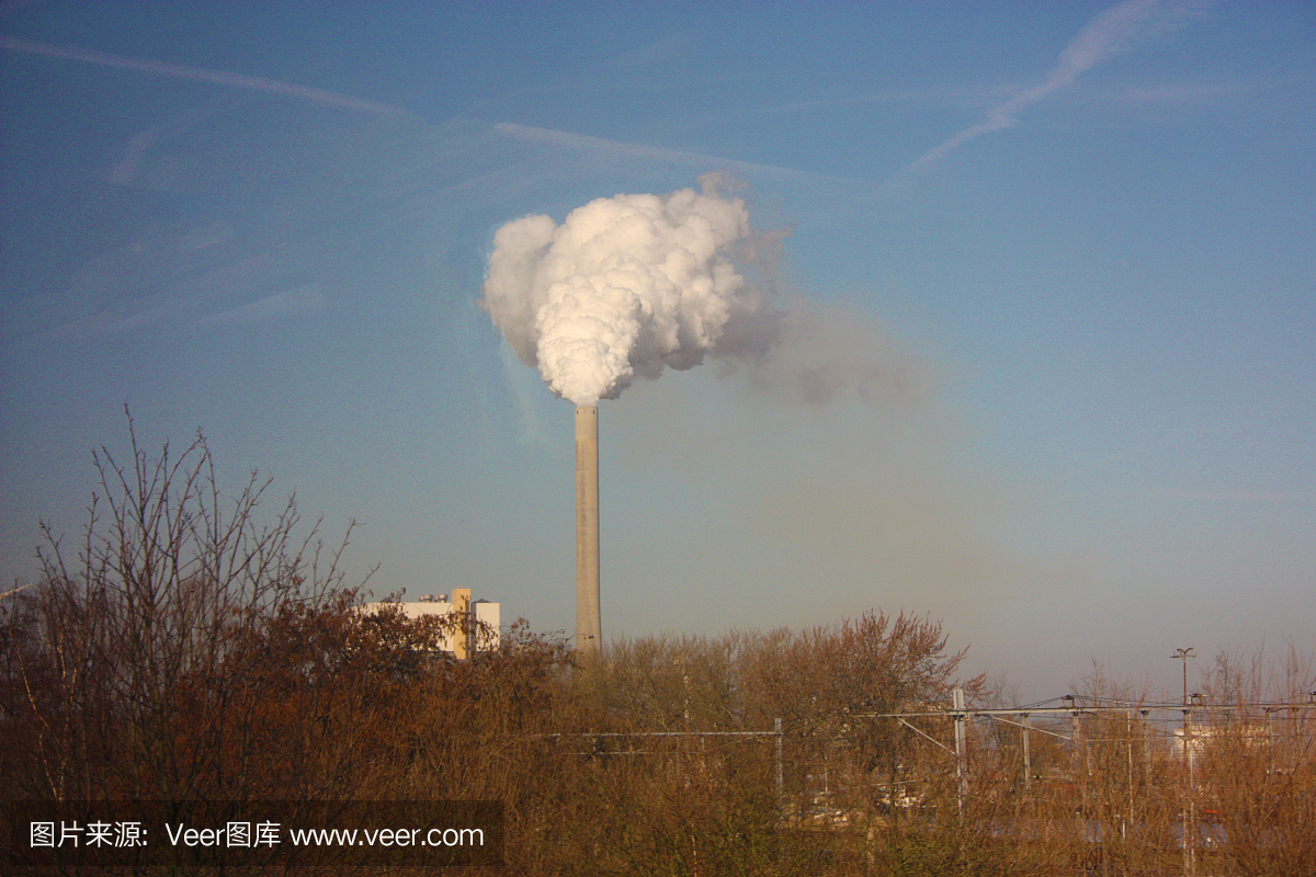 一个烟囱的出口将工业加工的残留物倾倒到湛蓝的天空中,污染我们美丽的星球